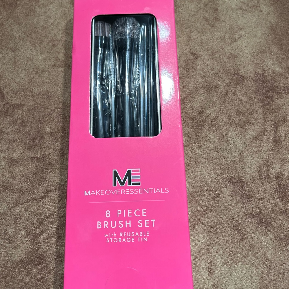 ME MAKEOVER-ESSENTIALS 8-PIECES BRUSH SET WITH REUSABLE STORAGE TIN.